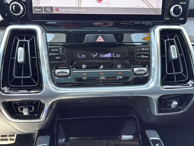 Used 2022 White Kia X-Line SX Prestige image 21