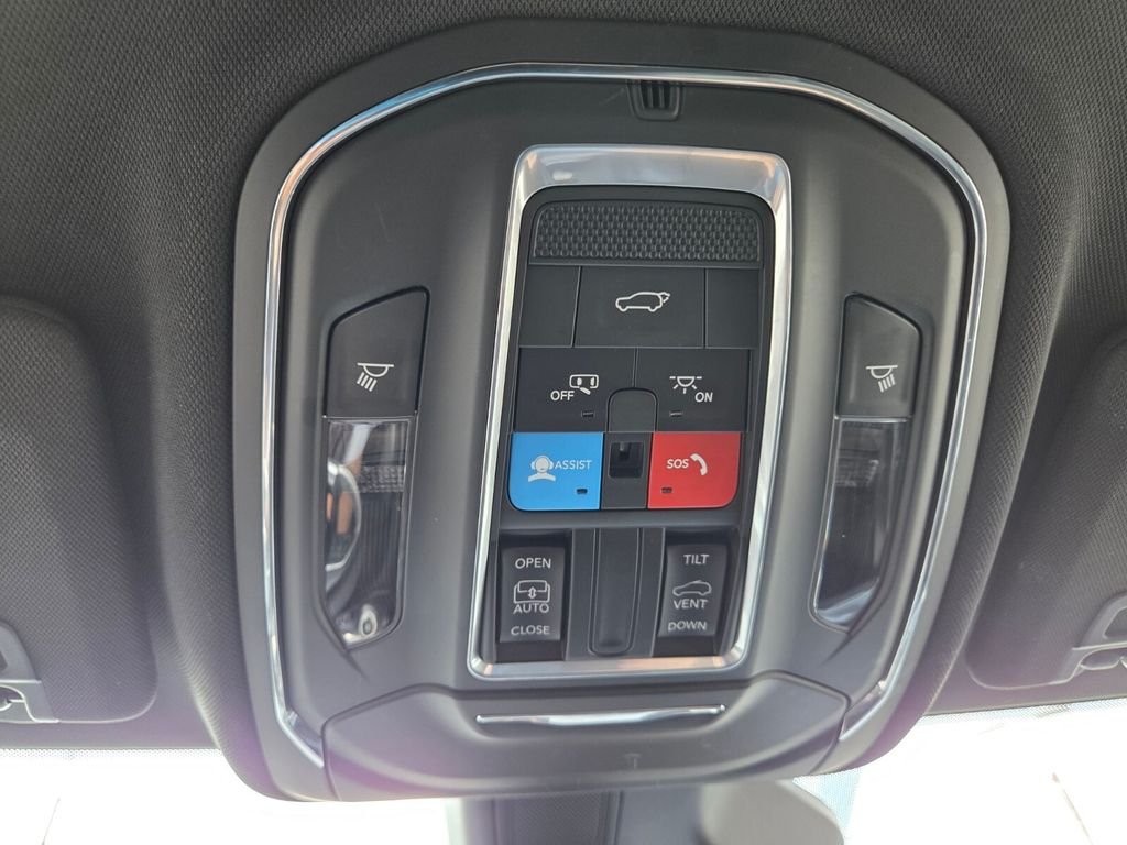 Used 2023 Black Jeep Altitude image 19