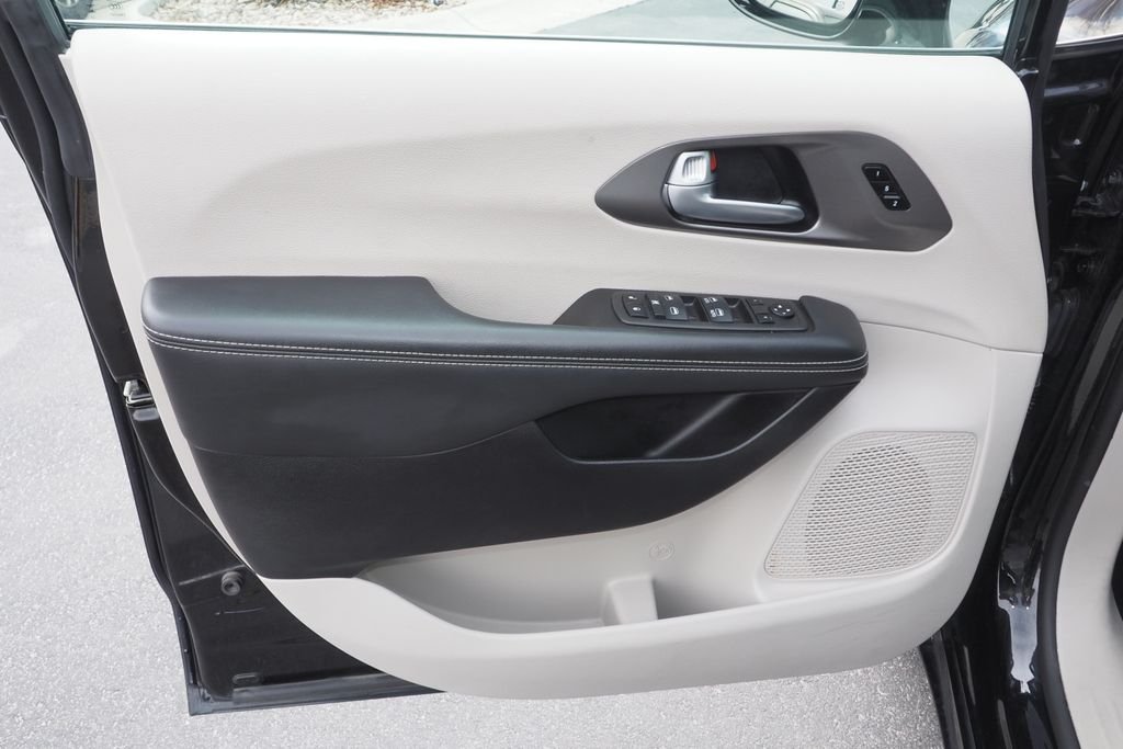 Used 2024 Black Chrysler Touring L image 14