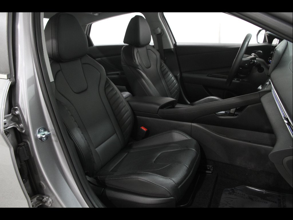 2025 Hyundai Elantra Limited - Photo 16