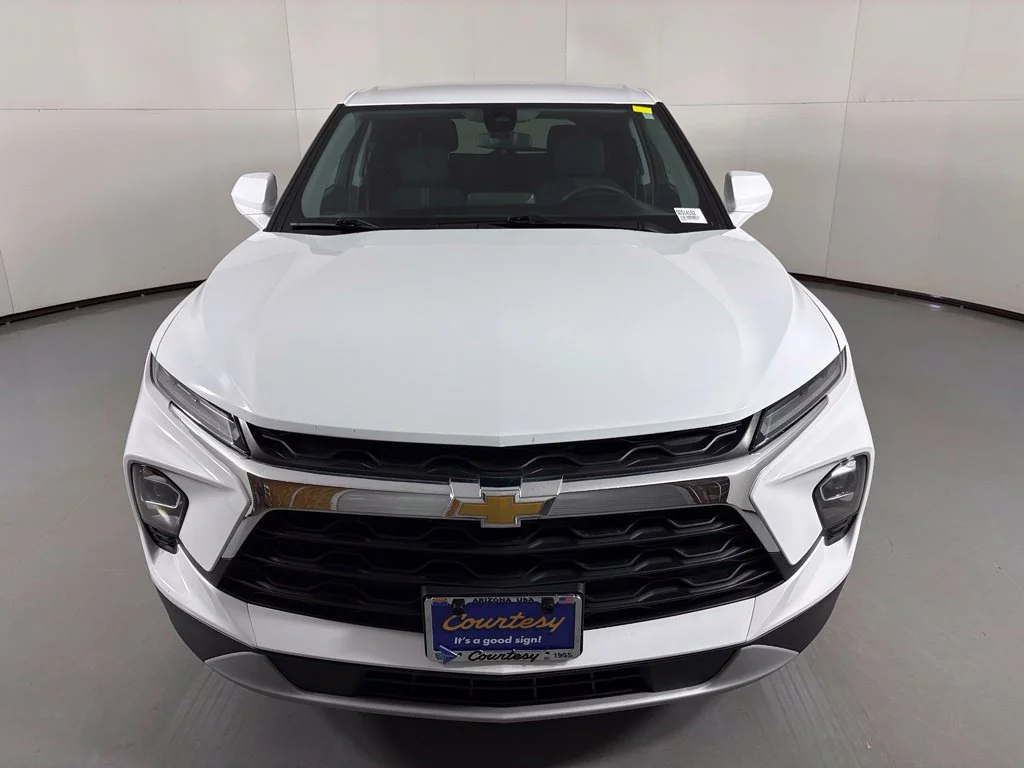 Used 2025 Summit White Chevrolet LT image 3
