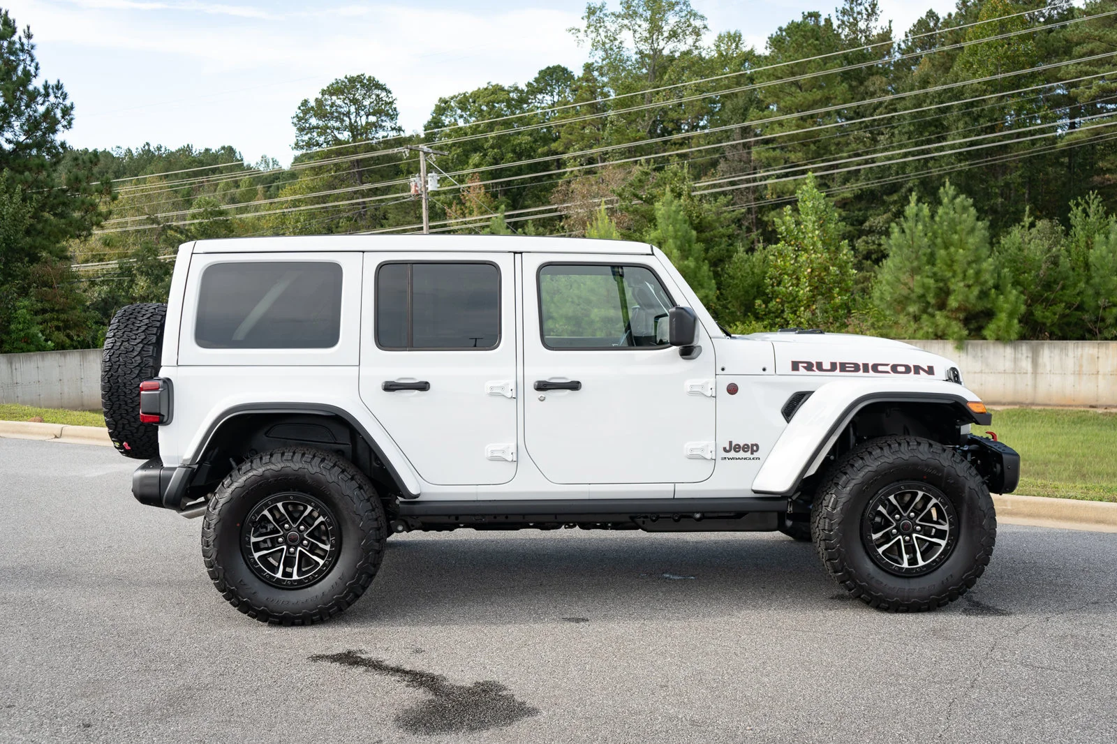 New 2027 Bright White Clear-Coat Paint Jeep Rubicon X image 22