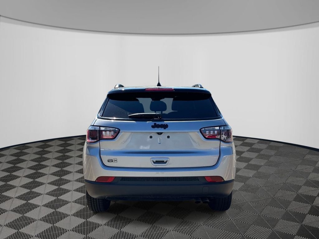 Used 2022 Silver Jeep Latitude image 6