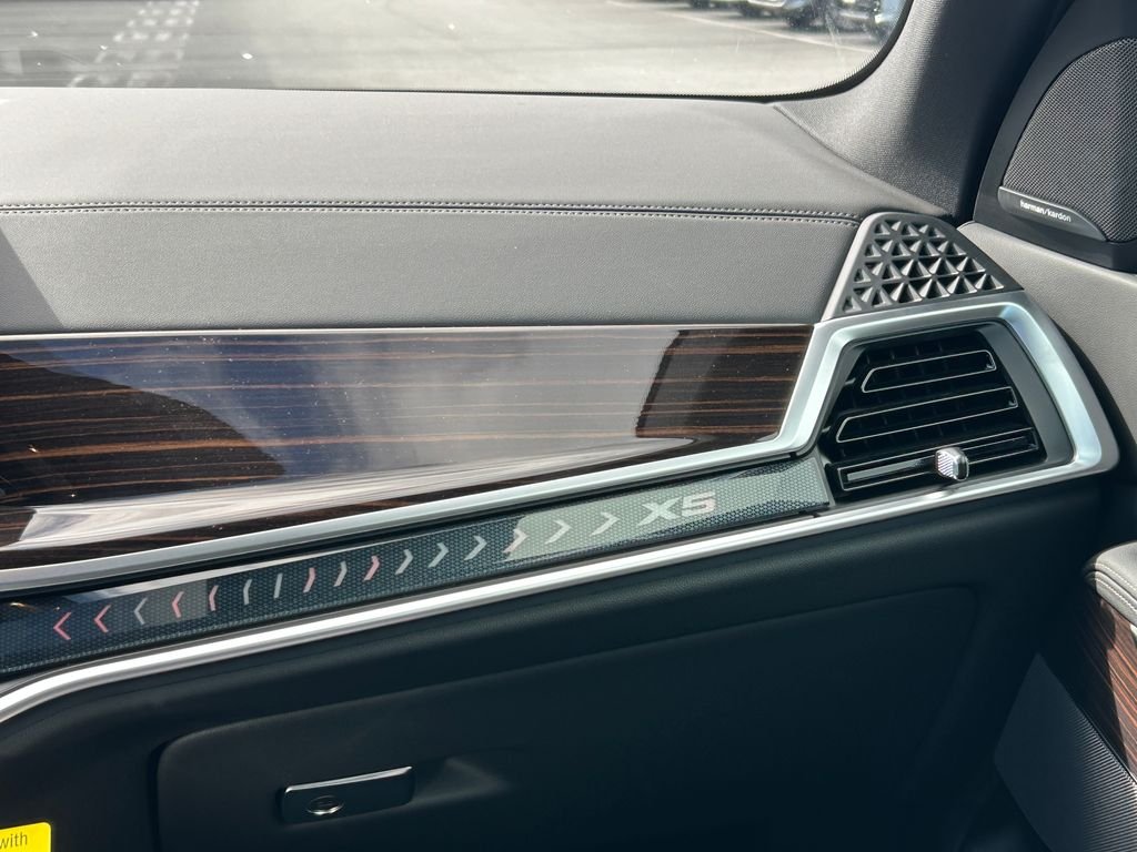 New 2026 Manhattan Green Metallic BMW xDrive50e image 26