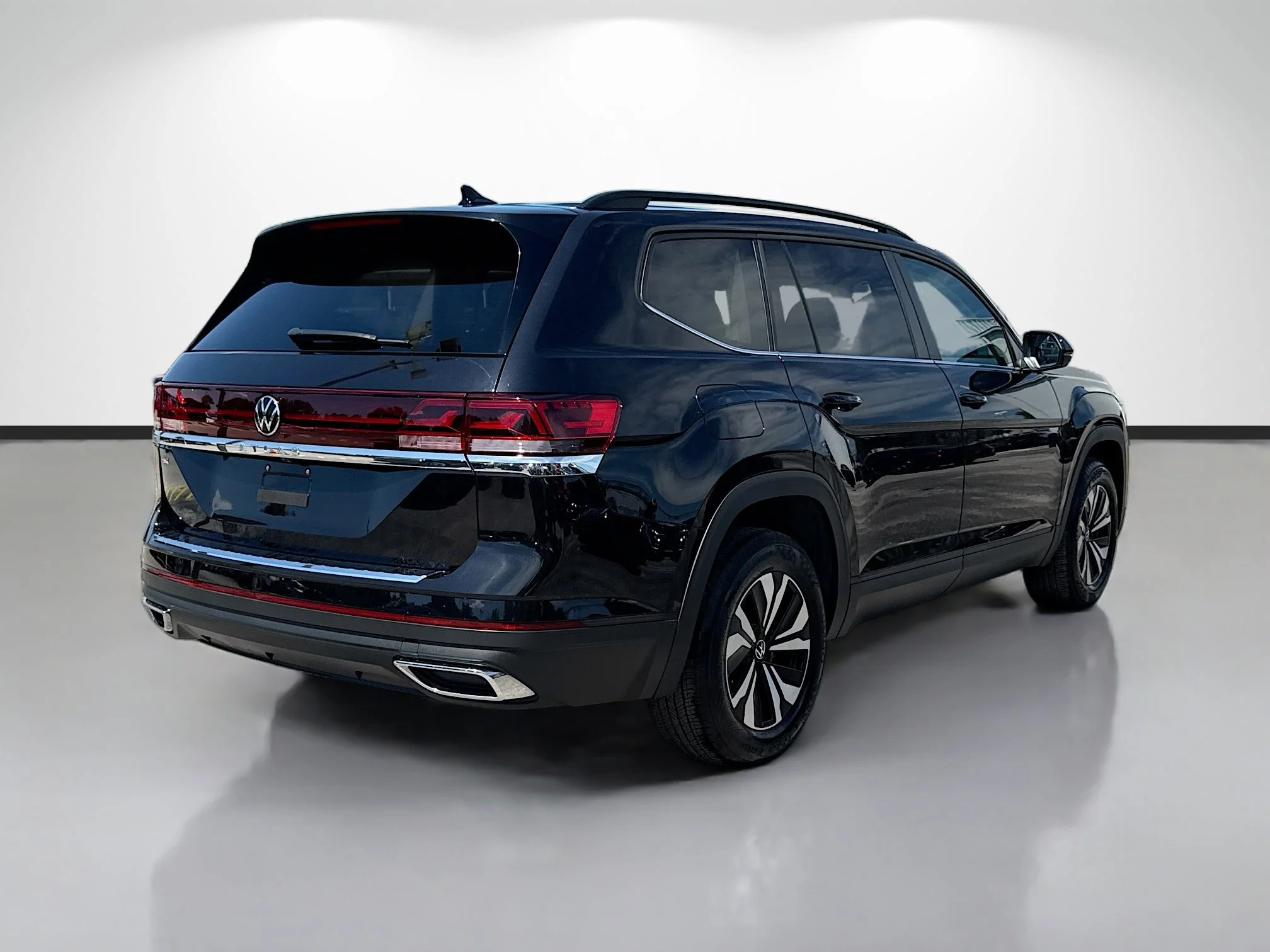 Used 2025 Deep Black Pearl Volkswagen 2.0T SE image 3