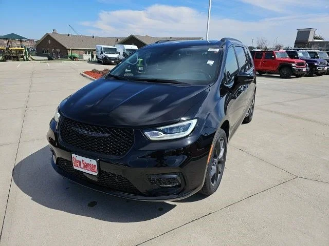 2026 Chrysler Pacifica Limited AWD's photo