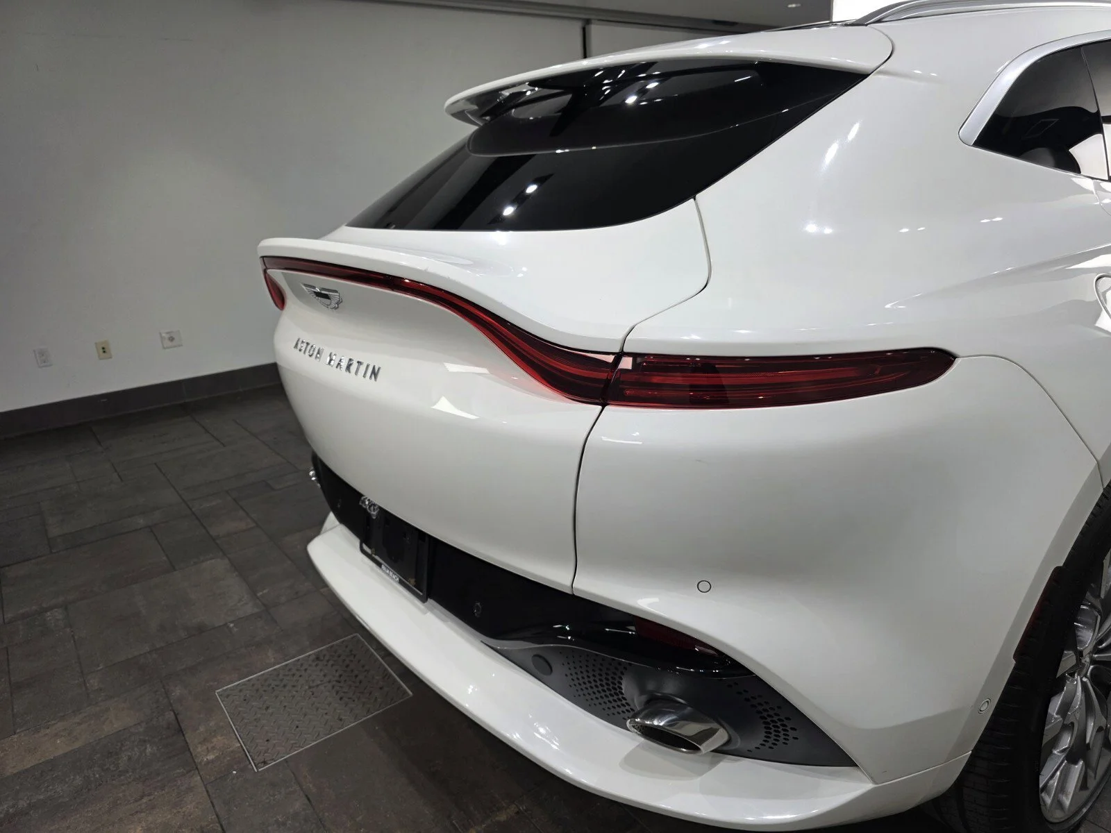 Used 2022 Stratus White Gloss Aston Martin 550 image 8