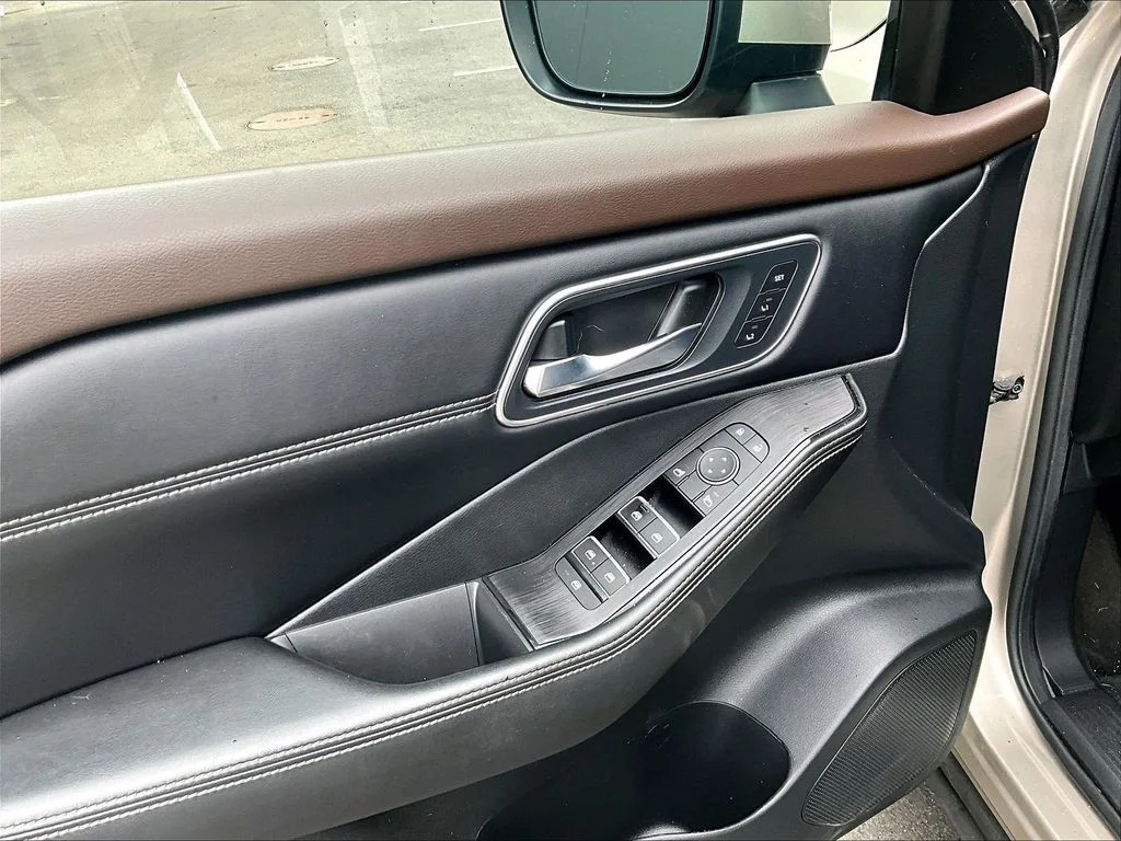 Used 2022 Gold Nissan Platinum image 10