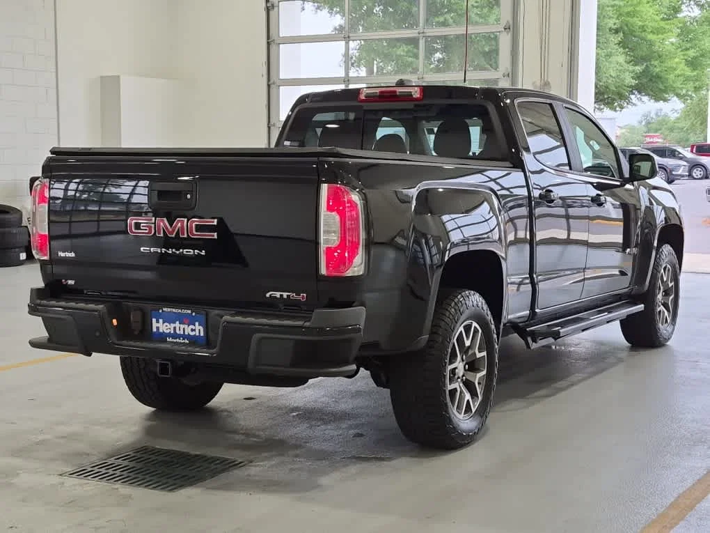 Used 2022 Onyx Black GMC 4WD AT4 w/Cloth image 3