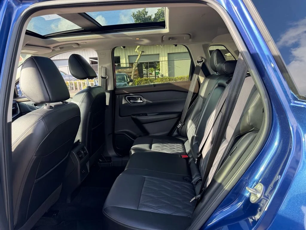 Used 2023 Blue Nissan Platinum image 12