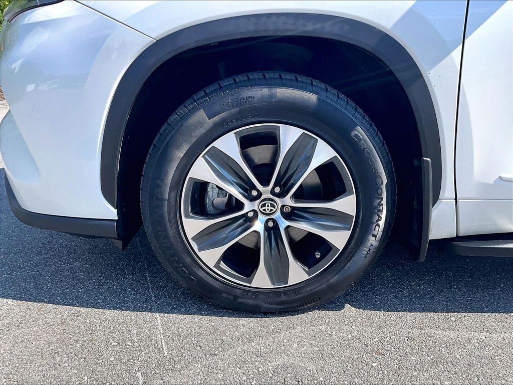 Used 2021 White Toyota XLE image 7