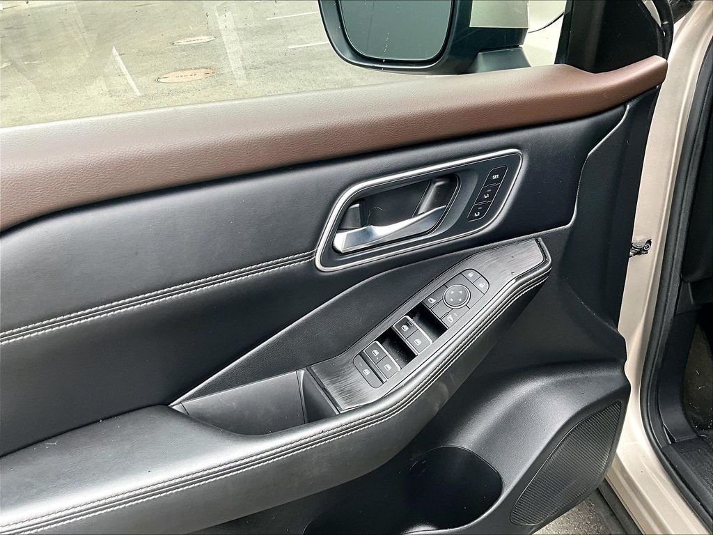 Used 2022 Gold Nissan Platinum image 10