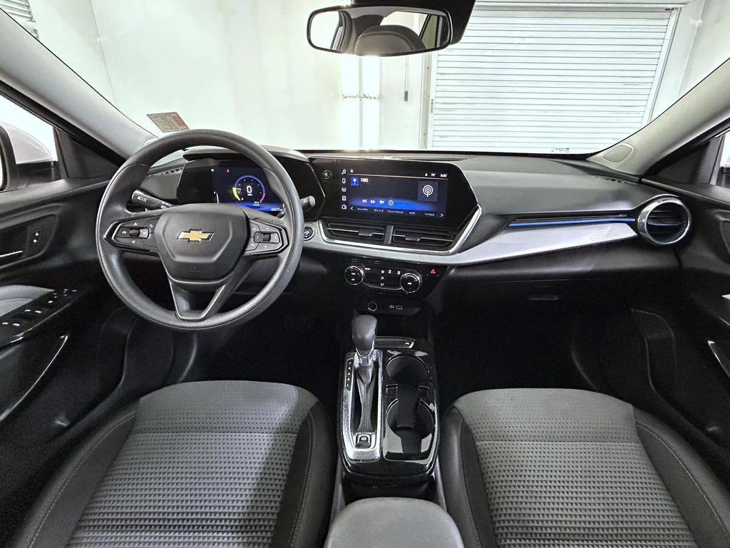 Used 2025 White Chevrolet LT image 13