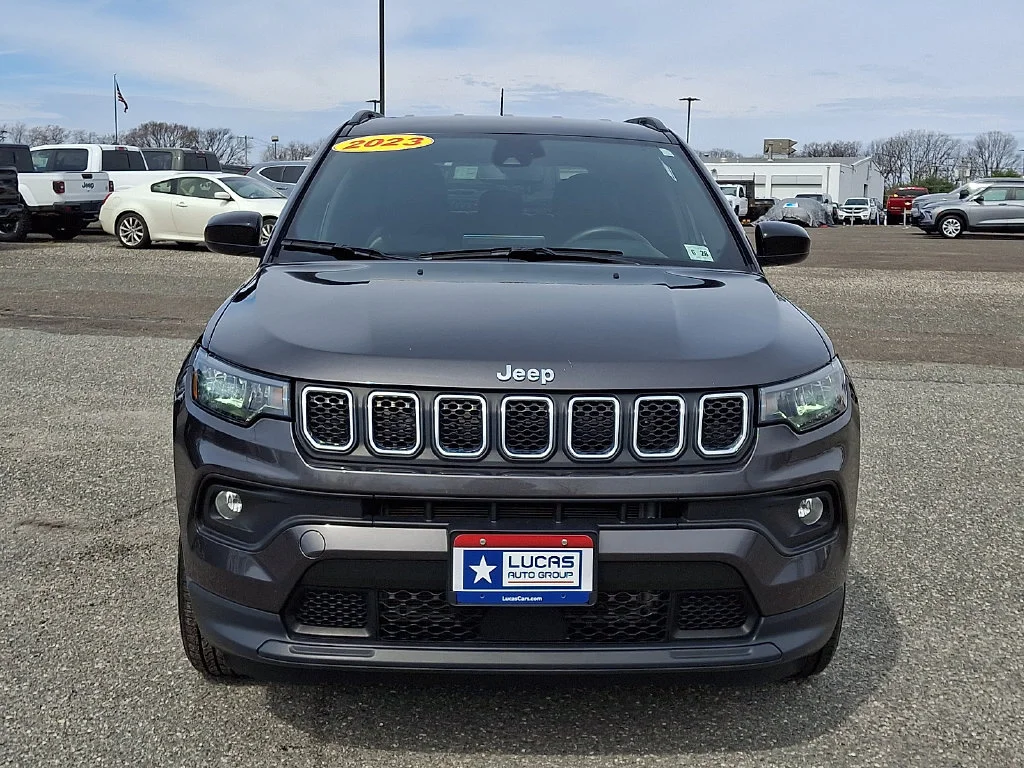 Used 2023 Granite Crystal Metallic Clearcoat Jeep Latitude image 4