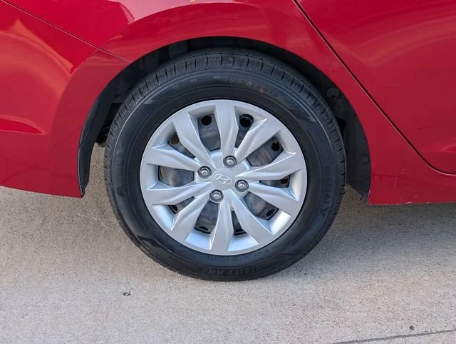 Used 2021 Red Hyundai SE image 3