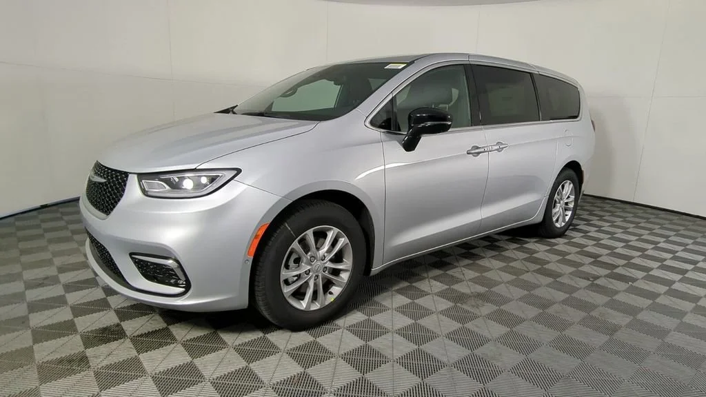 New 2026 Silver Mist Clear-Coat Exterior Paint Chrysler Select image 9