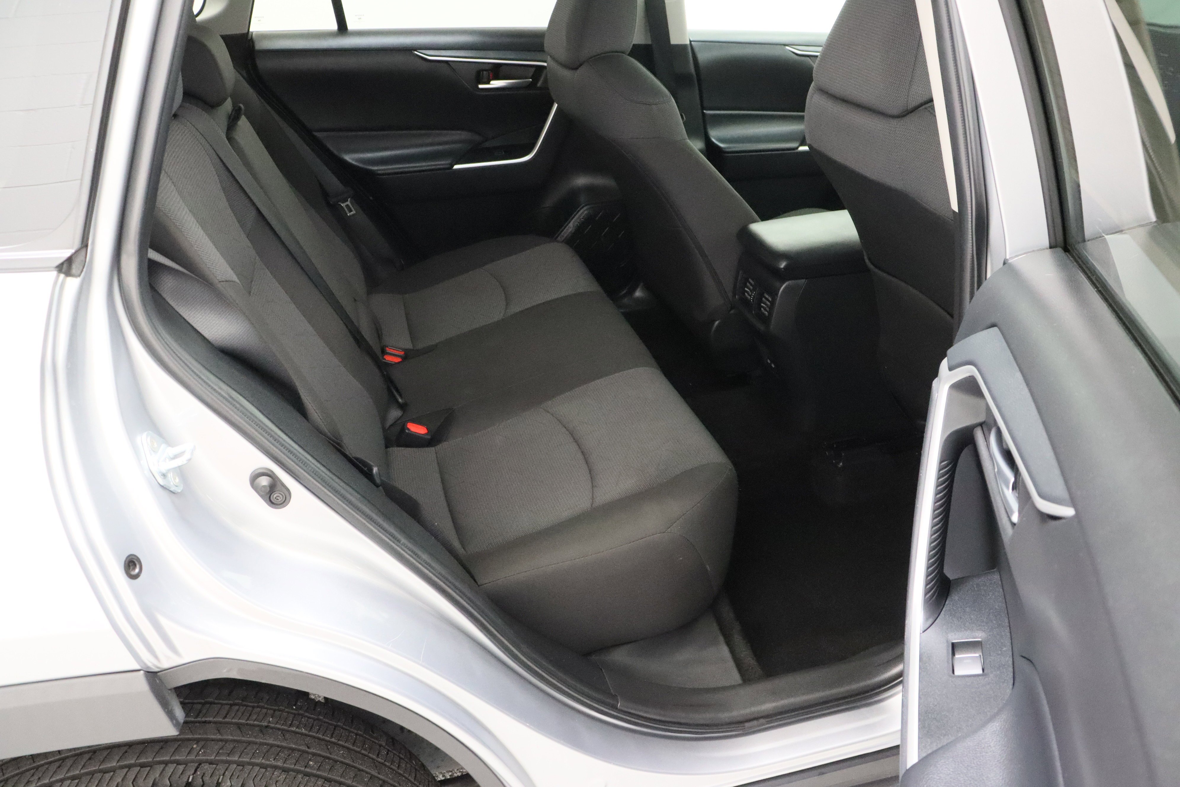 Used 2025 Silver Sky Metallic Toyota XLE 2.5L image 34