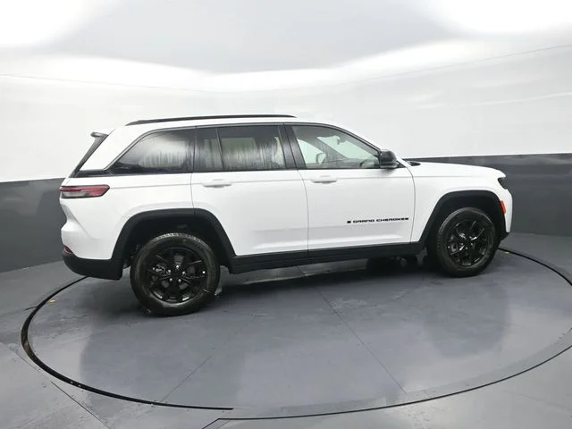 New 2026 Bright White Clear-Coat Exterior Paint Jeep Laredo Altitude image 10