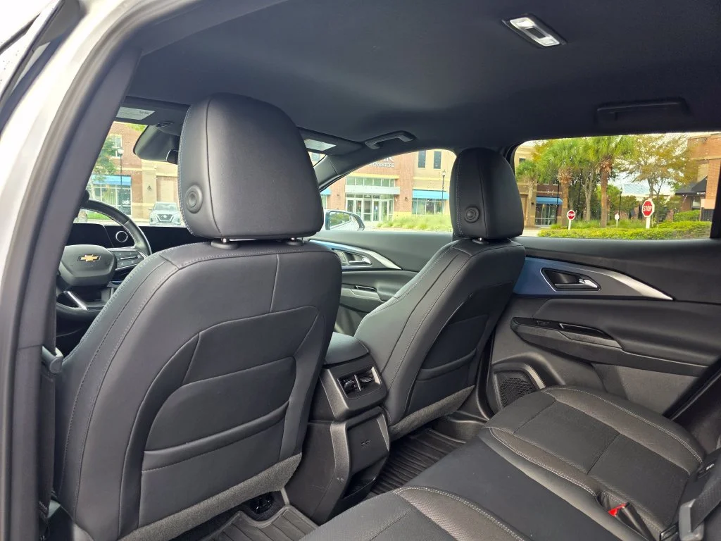 Used 2024 Summit White Chevrolet 2LT image 29