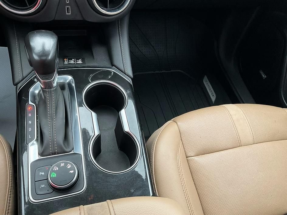 Used 2020 Black Chevrolet Premier image 27
