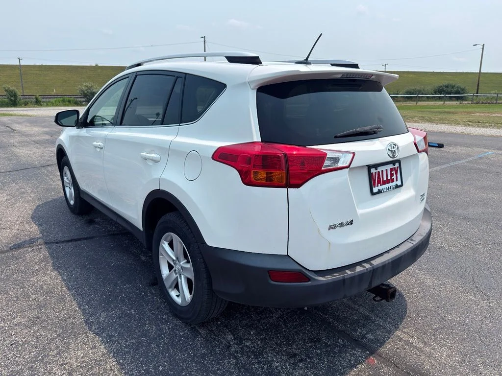 Used 2014 White Toyota XLE image 9