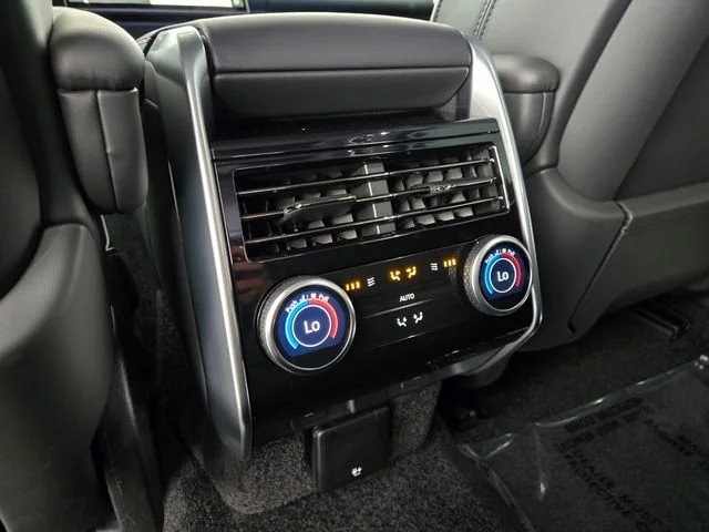 New 2026 Eiger Grey Land Rover SE image 13