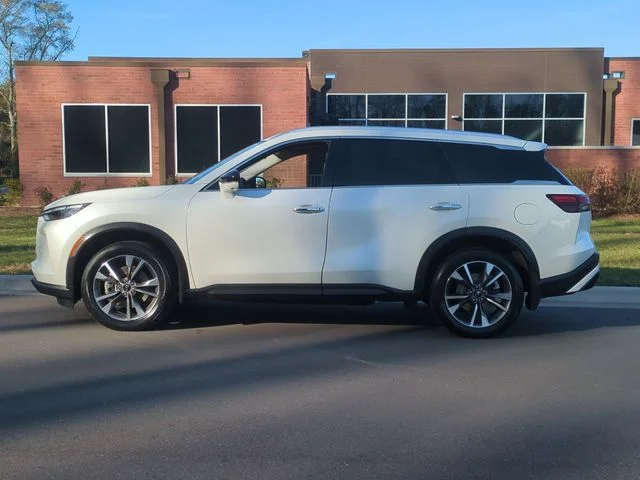 Used 2023 White INFINITI LUXE image 10