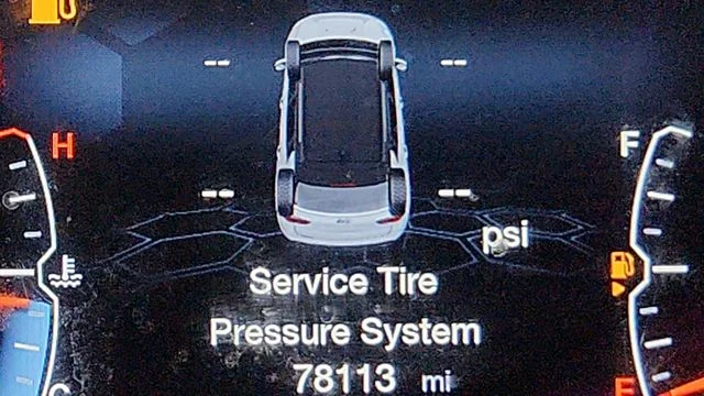 Used 2018 Black Jeep Latitude image 19