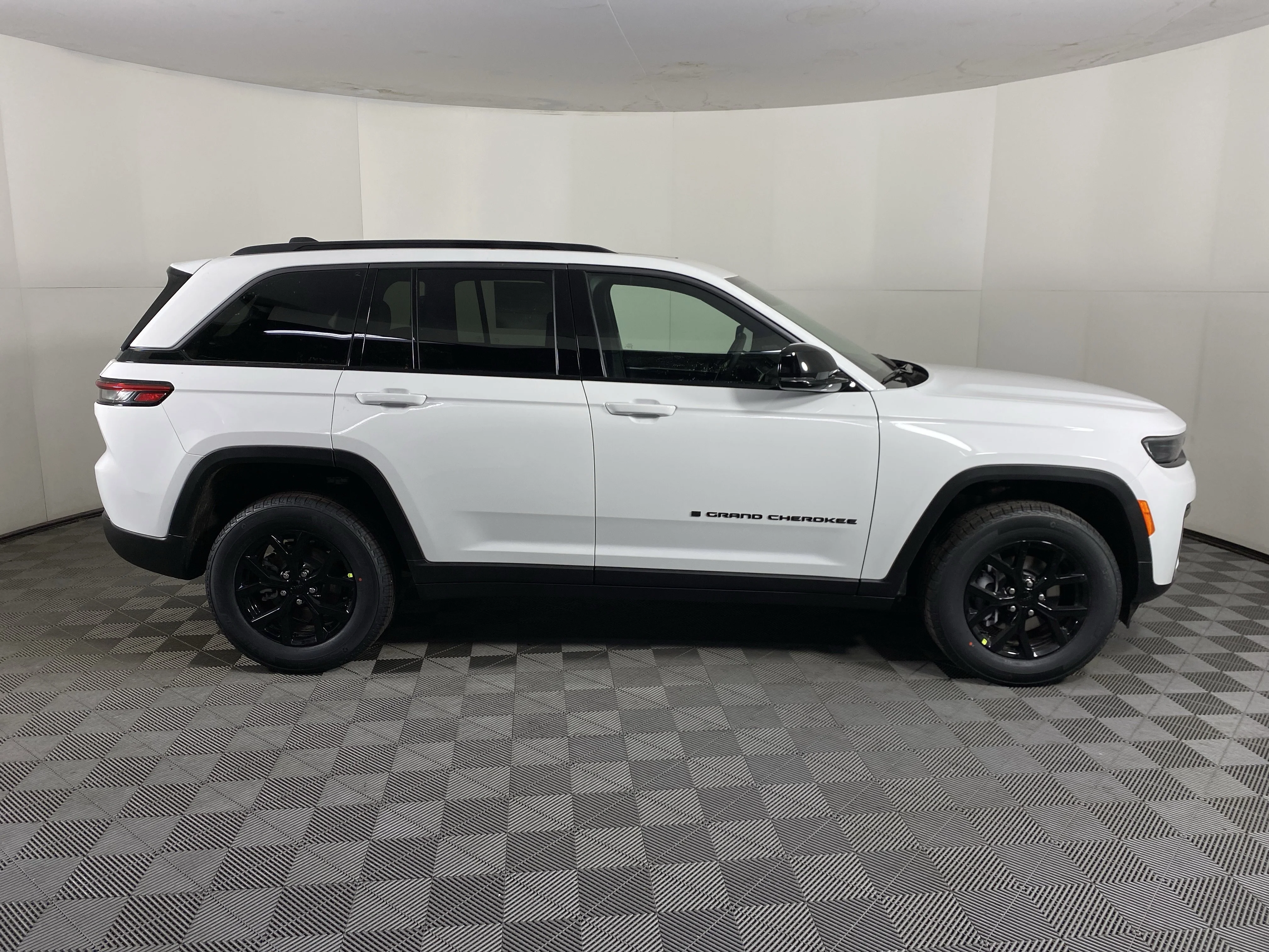 New 2026 Bright White Clear-Coat Exterior Paint Jeep Altitude image 7