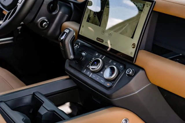 New 2026 Woolstone Green Land Rover X-Dynamic SE image 30