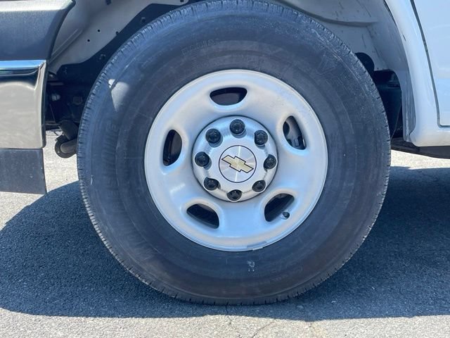 New 2025 Summit White Chevrolet WT image 5