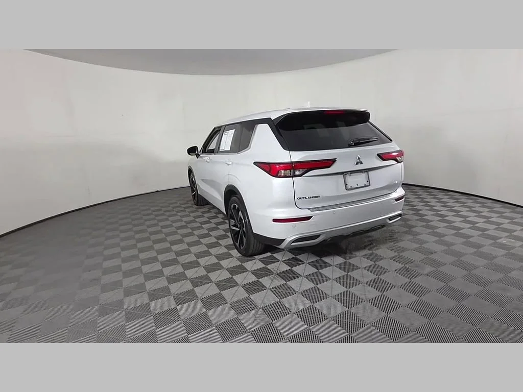 Used 2024 White Mitsubishi SE Black Edition image 51