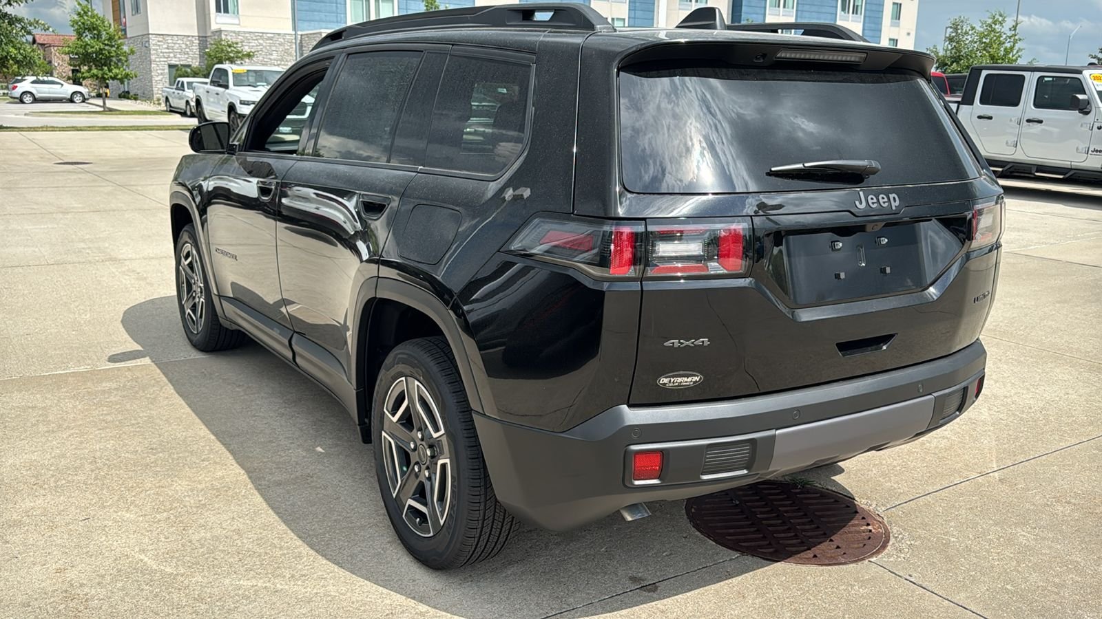 New 2026 Diamond Black Crystal Pearl-Coat Exterior Paint Jeep Limited image 9