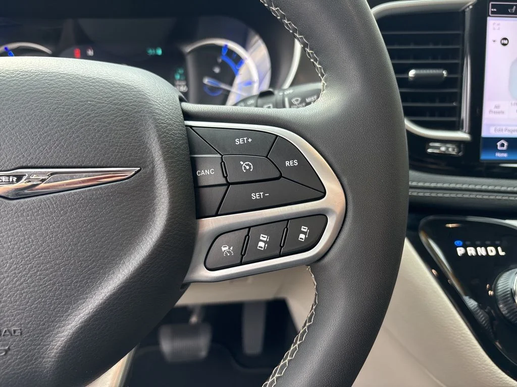 Used 2023 White Chrysler Touring L image 10
