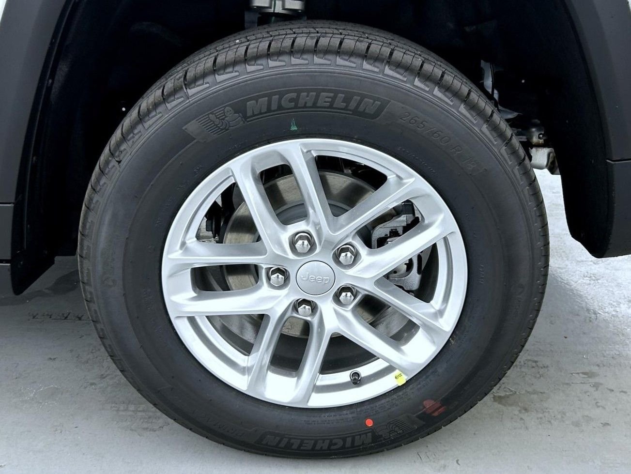New 2026 Bright White Clear-Coat Exterior Paint Jeep Laredo X image 23