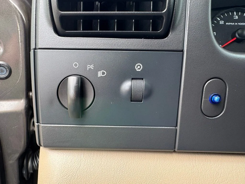 Used 2006 Gray Ford XL image 19