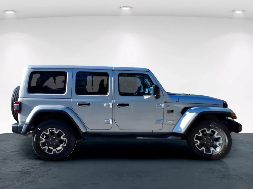 Used 2024 Silver Jeep Sahara image 7