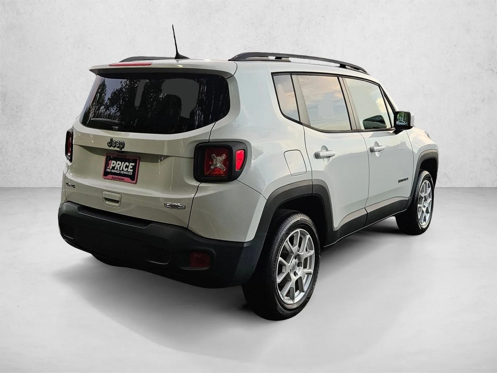 Used 2019 Alpine White Clearcoat Jeep Latitude image 5