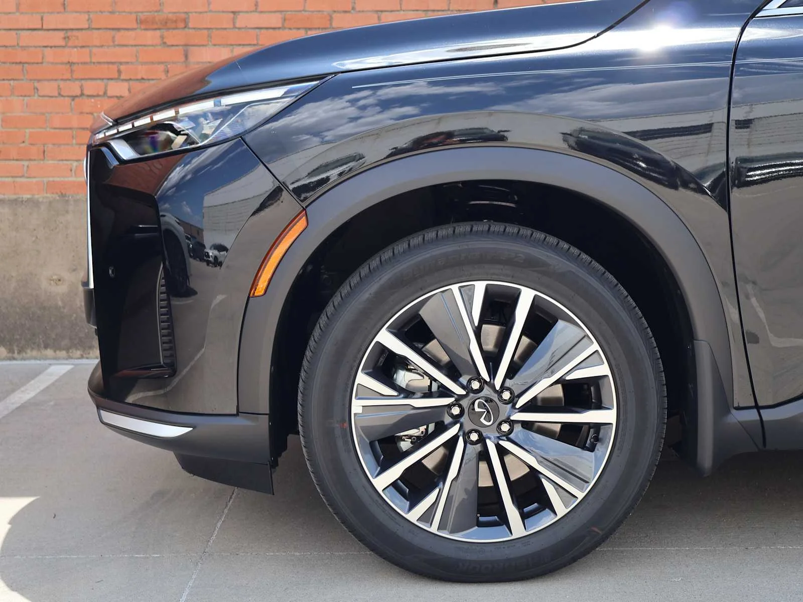 New 2027 MINERAL BLACK INFINITI Luxe FWD image 9