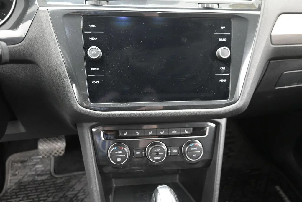 Used 2020 Black Volkswagen 2.0T SE image 19