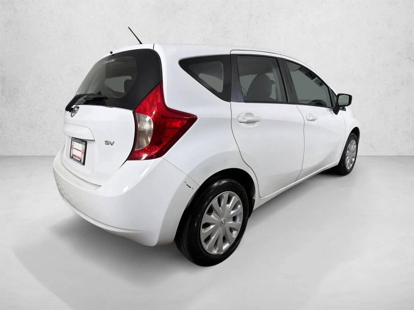 Used 2016 Whtie Nissan S image 3