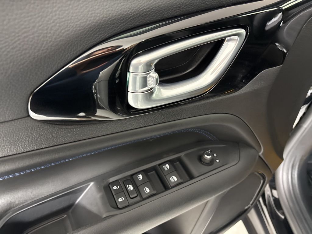 New 2026 Diamond Black Crystal Pearlcoat Jeep Latitude image 15