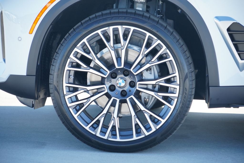 New 2026 Alpine White BMW sDrive40i image 5