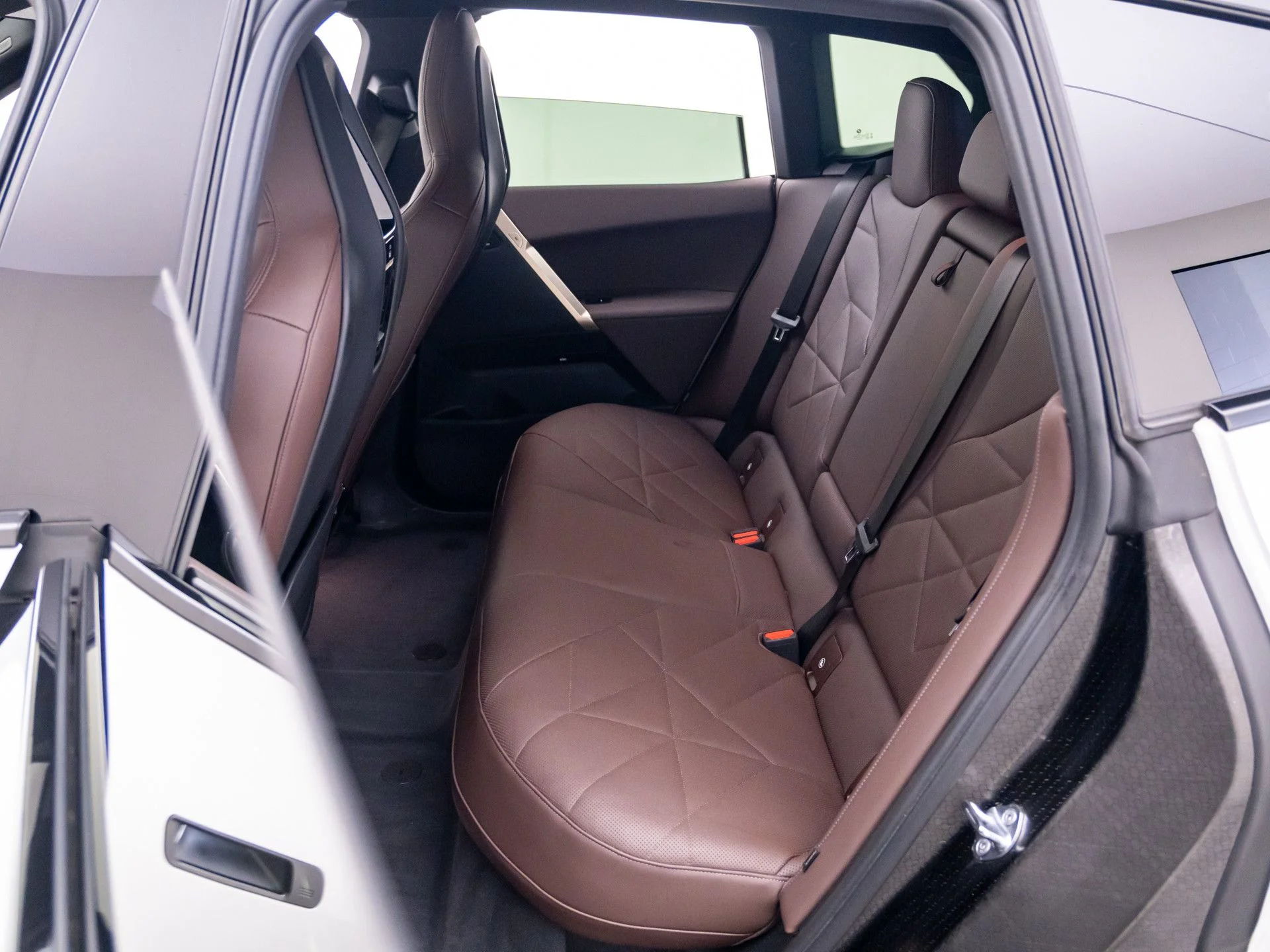 Used 2024 White BMW xDrive50 image 19