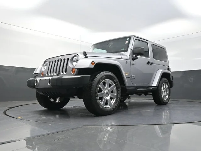 Used 2013 Silver Jeep Sahara image 30