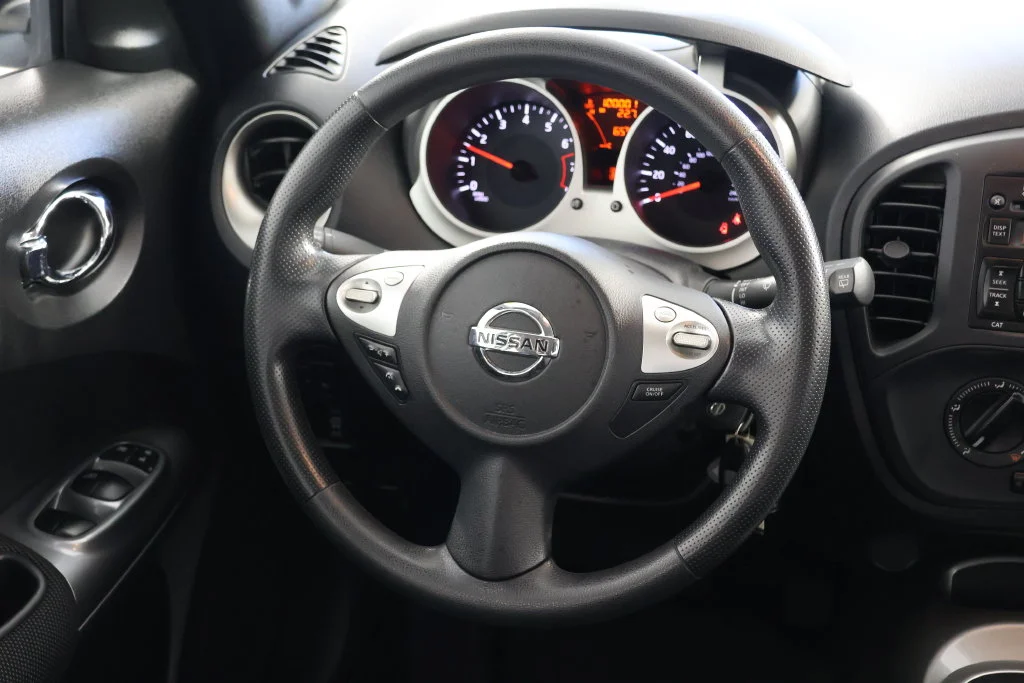 Used 2014 Brilliant Silver Nissan S image 10