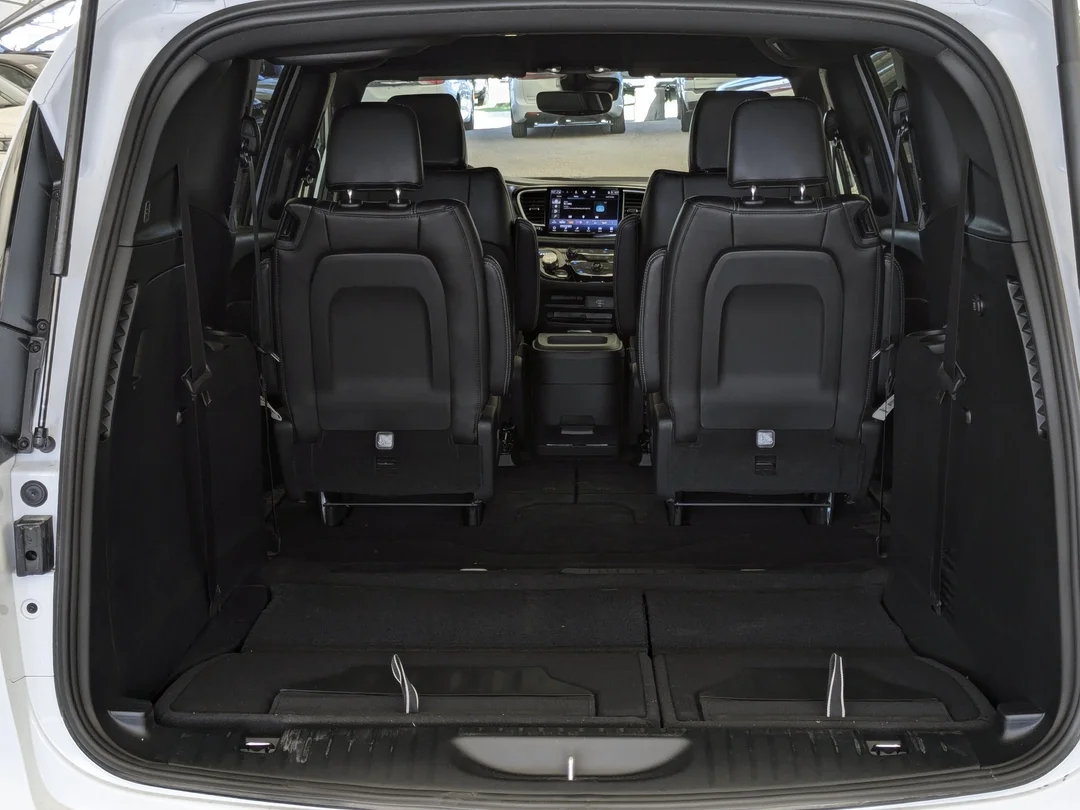 New 2026 White Chrysler Select - - FWD - 360 Camera - FAV Edition - Power Liftgate - Remote Start & More! image 30