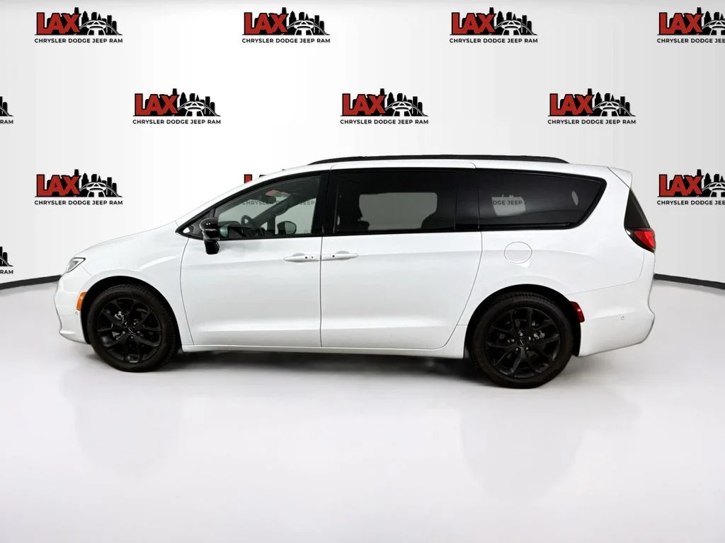 Used 2024 White Chrysler Touring L image 4