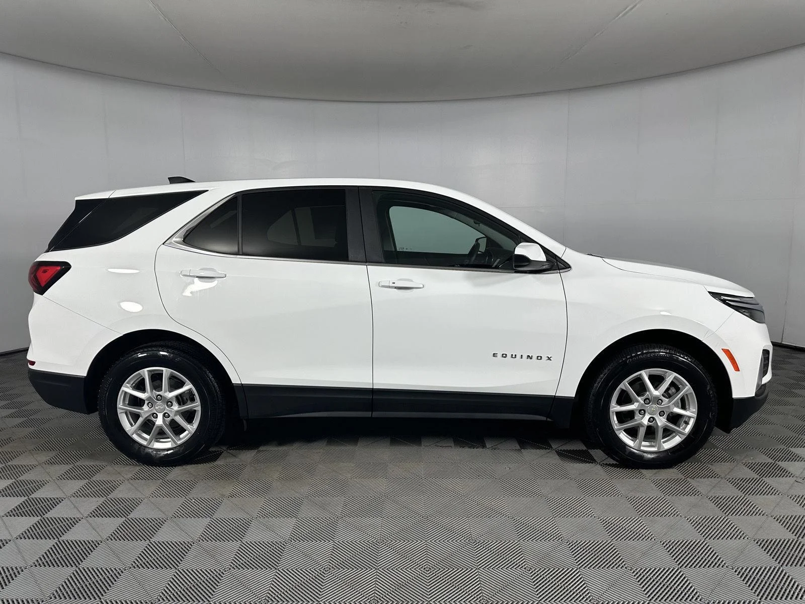 Used 2024 Summit White Chevrolet LT image 29