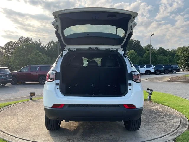 New 2026 Bright White Clearcoat Jeep Latitude image 22